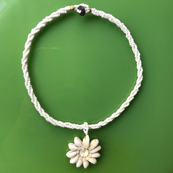 Jewelry - $3 If Bundle: Shell flower and bead necklace